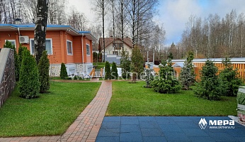 Фасады дома и ландшафт: Комбинированный дом на участке с большим уклоном №6