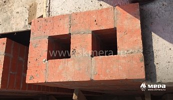 Фасад и процесс строительства: Компактный коттедж из кирпича с односкатной кровлей  №7