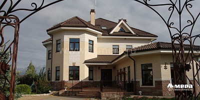 Фасады: Дом из кирпича в пос. Александровская №10